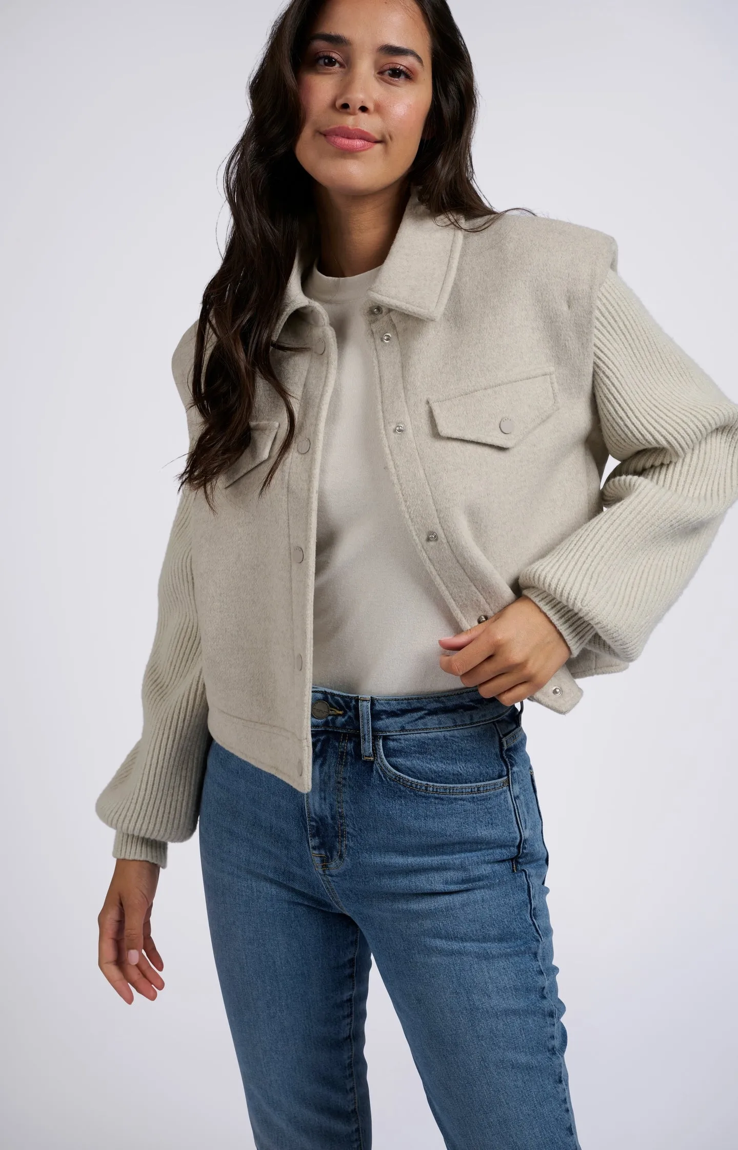 Blue jeans with high waist, straight legs and pockets